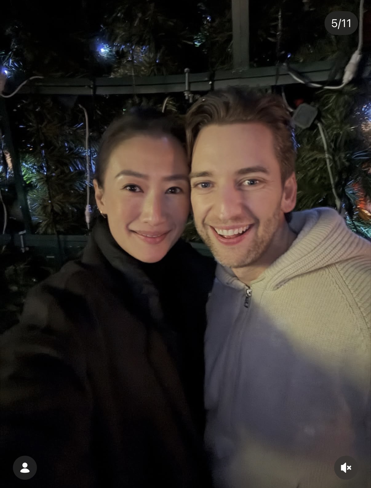 谢婷婷一家圣诞外出，半岁儿子戴圣诞帽亮相，小7岁男友抱娃喂奶-第4张图片-旧杳电影网
