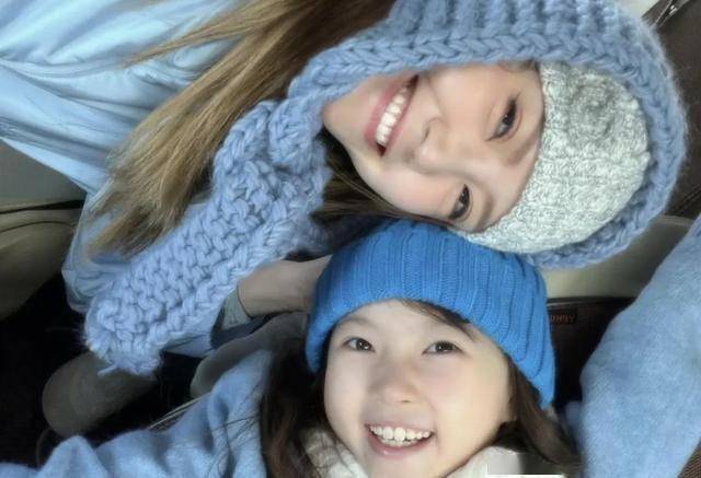 TVB女星一家四口吉林长白山滑雪，八岁女儿越大越靓女-第1张图片-旧杳电影网
