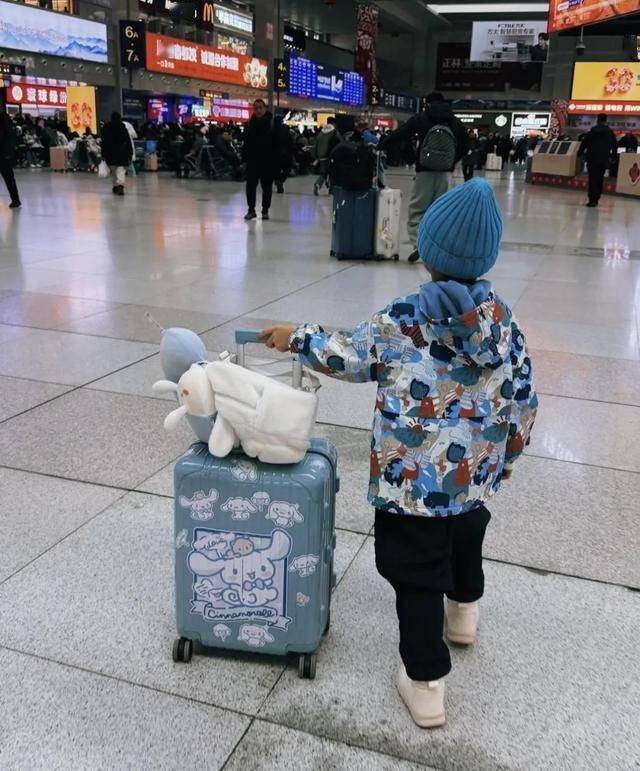 TVB女星一家四口吉林长白山滑雪，八岁女儿越大越靓女-第2张图片-旧杳电影网