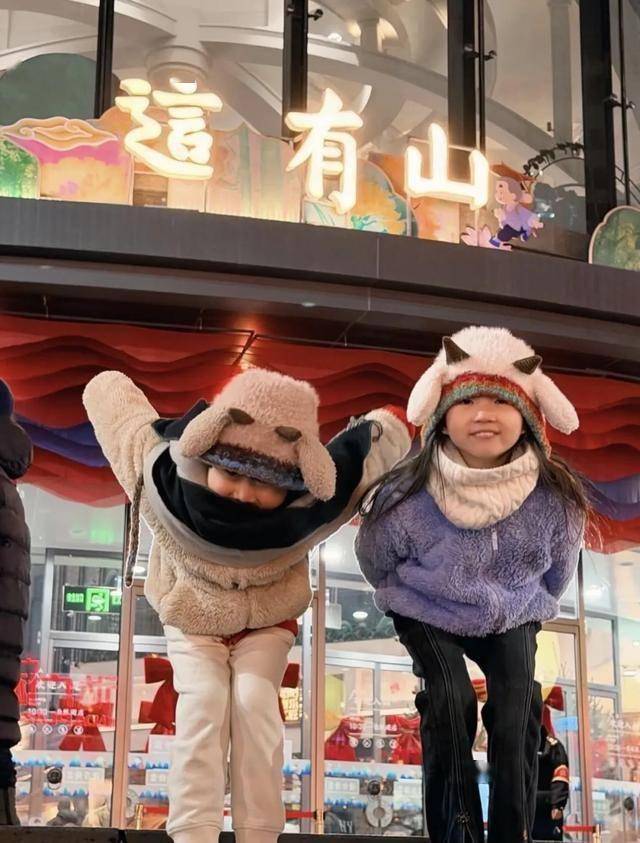 TVB女星一家四口吉林长白山滑雪，八岁女儿越大越靓女-第3张图片-旧杳电影网