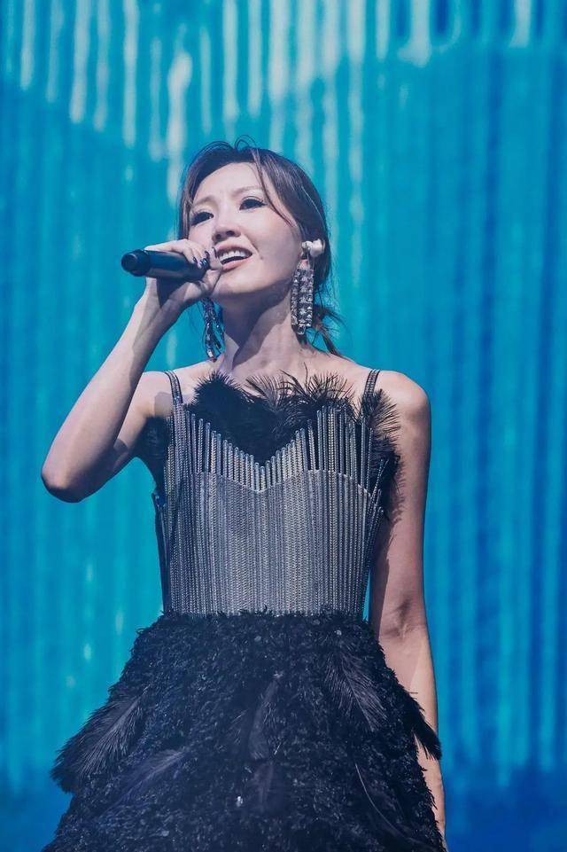 TVB女星一家四口吉林长白山滑雪，八岁女儿越大越靓女-第6张图片-旧杳电影网