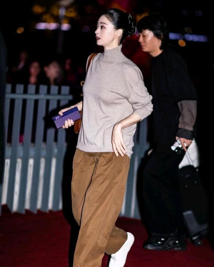 41岁蒋欣减肥成功后大变样！穿驼色毛衣+直筒裤+小白鞋，简约高级-第2张图片-旧杳电影网