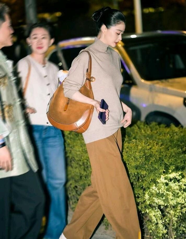 41岁蒋欣减肥成功后大变样！穿驼色毛衣+直筒裤+小白鞋，简约高级-第3张图片-旧杳电影网