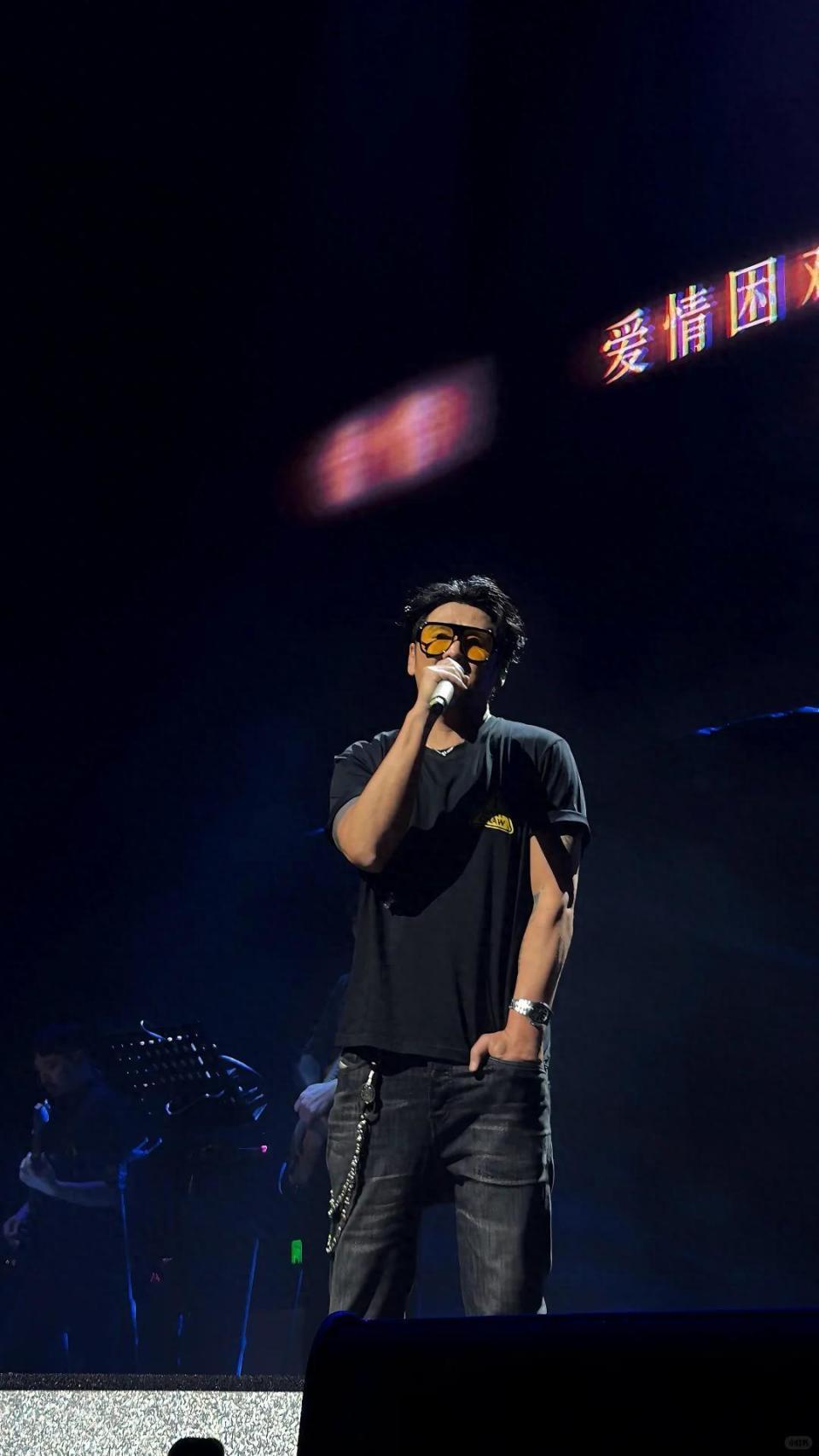 46岁曹格演唱会“尺度大”，与女粉丝十指紧扣、还亲吻合影引争议-第1张图片-旧杳电影网