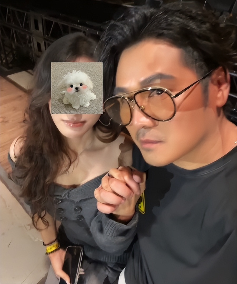 46岁曹格演唱会“尺度大”，与女粉丝十指紧扣、还亲吻合影引争议-第4张图片-旧杳电影网