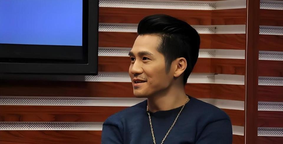 46岁曹格演唱会“尺度大”，与女粉丝十指紧扣、还亲吻合影引争议-第5张图片-旧杳电影网