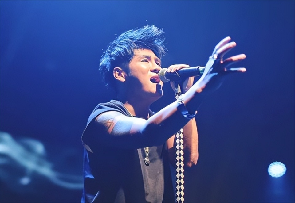 46岁曹格演唱会“尺度大”，与女粉丝十指紧扣、还亲吻合影引争议-第6张图片-旧杳电影网