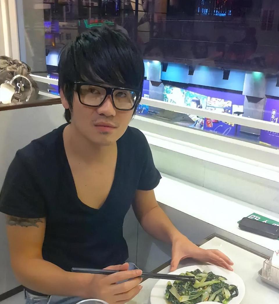 46岁曹格演唱会“尺度大”，与女粉丝十指紧扣、还亲吻合影引争议-第8张图片-旧杳电影网