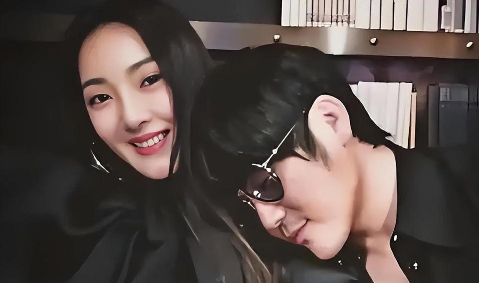 46岁曹格演唱会“尺度大”，与女粉丝十指紧扣、还亲吻合影引争议-第9张图片-旧杳电影网