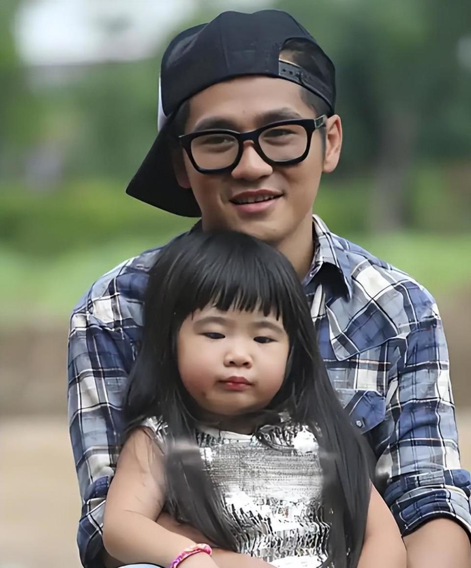 46岁曹格演唱会“尺度大”，与女粉丝十指紧扣、还亲吻合影引争议-第10张图片-旧杳电影网