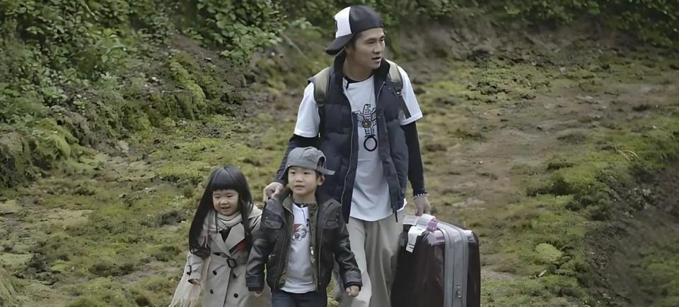 46岁曹格演唱会“尺度大”，与女粉丝十指紧扣、还亲吻合影引争议-第11张图片-旧杳电影网