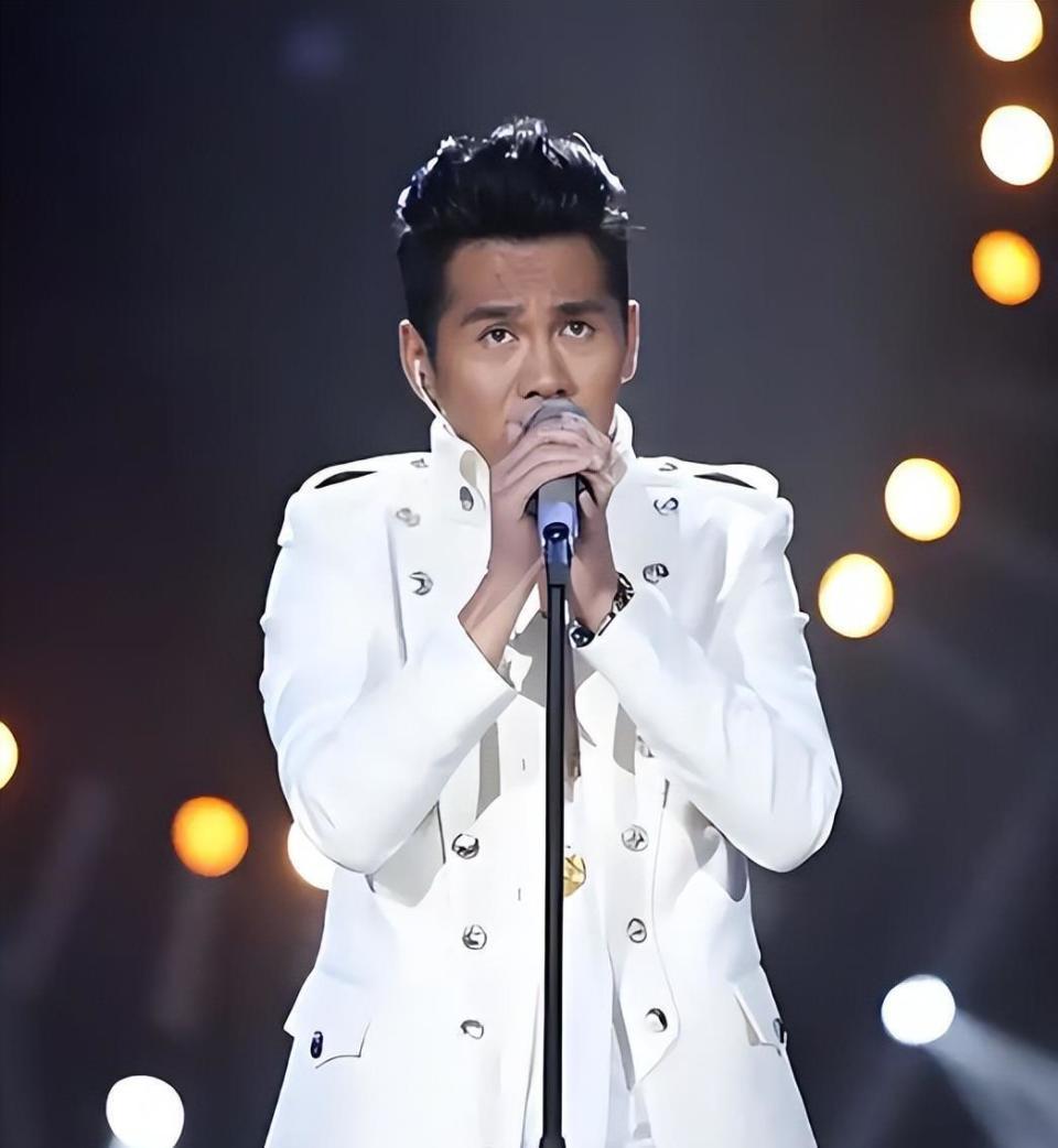 46岁曹格演唱会“尺度大”，与女粉丝十指紧扣、还亲吻合影引争议-第12张图片-旧杳电影网