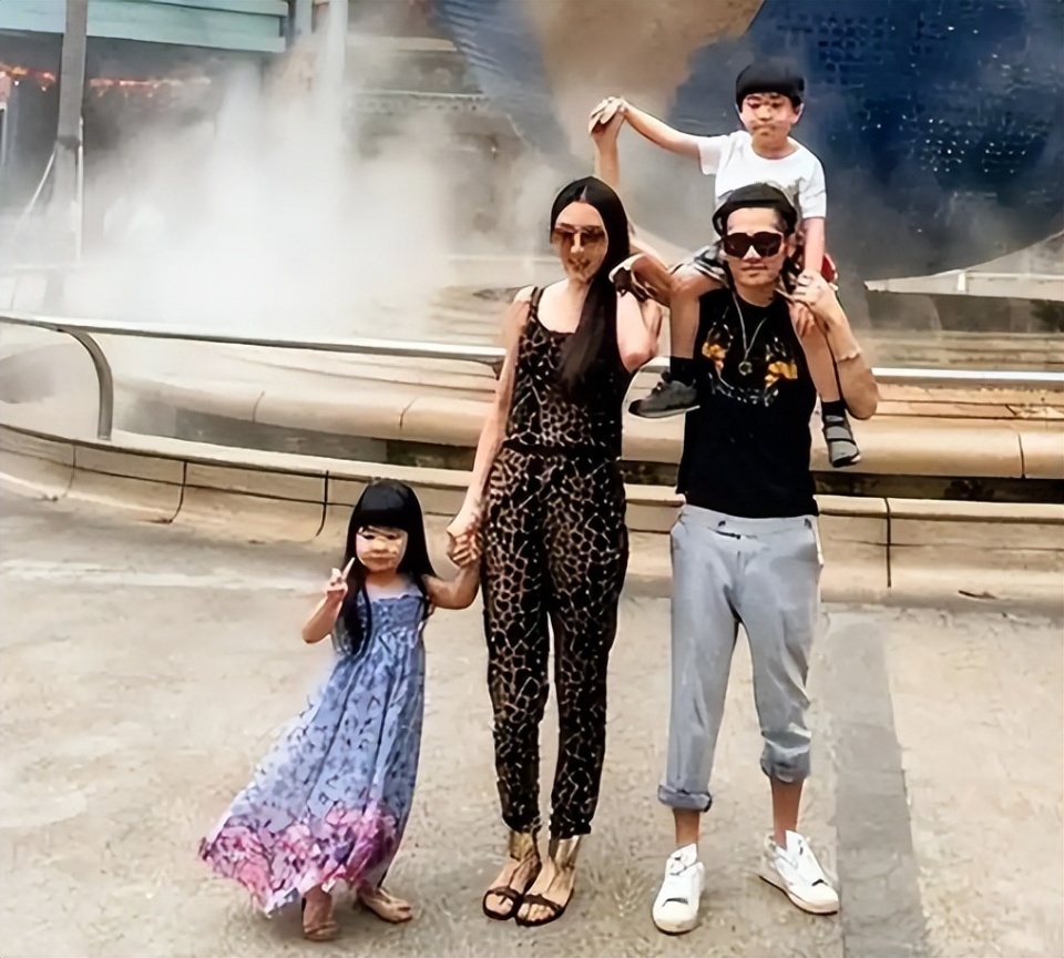 46岁曹格演唱会“尺度大”，与女粉丝十指紧扣、还亲吻合影引争议-第14张图片-旧杳电影网