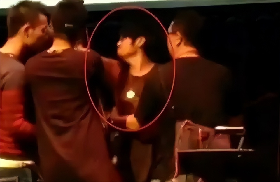 46岁曹格演唱会“尺度大”，与女粉丝十指紧扣、还亲吻合影引争议-第15张图片-旧杳电影网