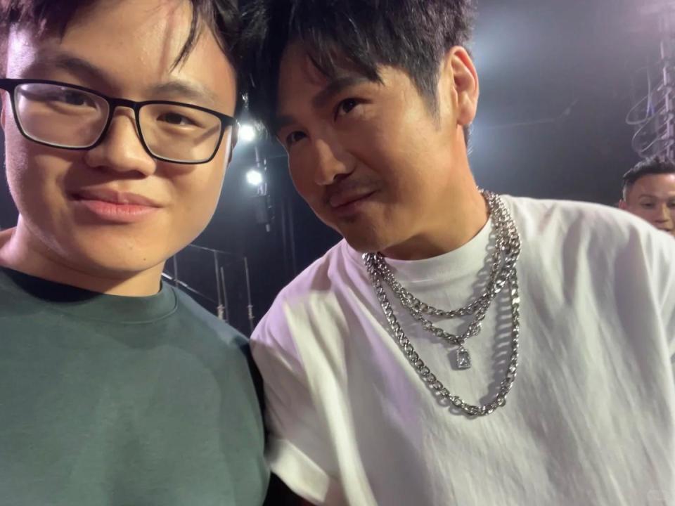 46岁曹格演唱会“尺度大”，与女粉丝十指紧扣、还亲吻合影引争议-第17张图片-旧杳电影网