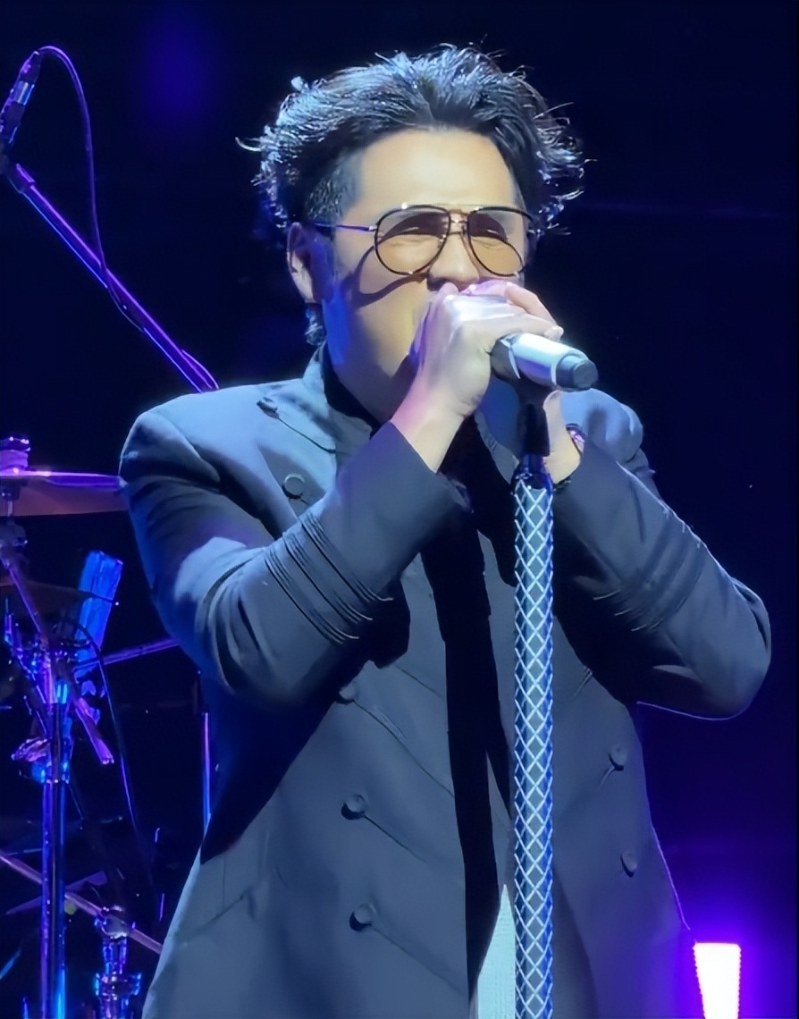 46岁曹格演唱会“尺度大”，与女粉丝十指紧扣、还亲吻合影引争议-第20张图片-旧杳电影网