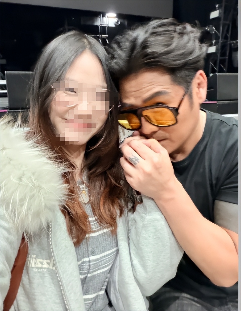 46岁曹格演唱会“尺度大”，与女粉丝十指紧扣、还亲吻合影引争议-第22张图片-旧杳电影网