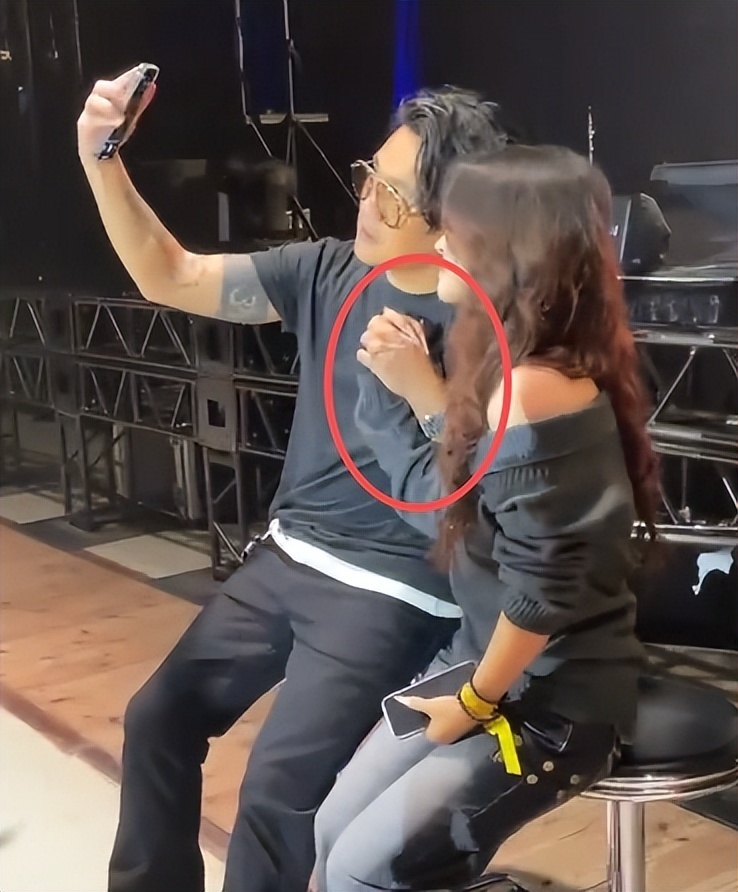 46岁曹格演唱会“尺度大”，与女粉丝十指紧扣、还亲吻合影引争议-第23张图片-旧杳电影网