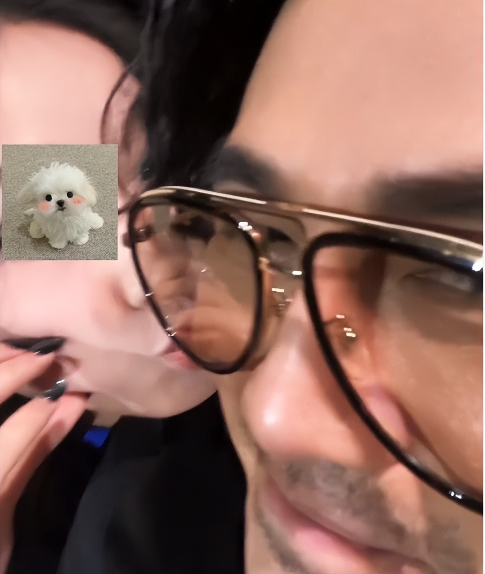 46岁曹格演唱会“尺度大”，与女粉丝十指紧扣、还亲吻合影引争议-第24张图片-旧杳电影网