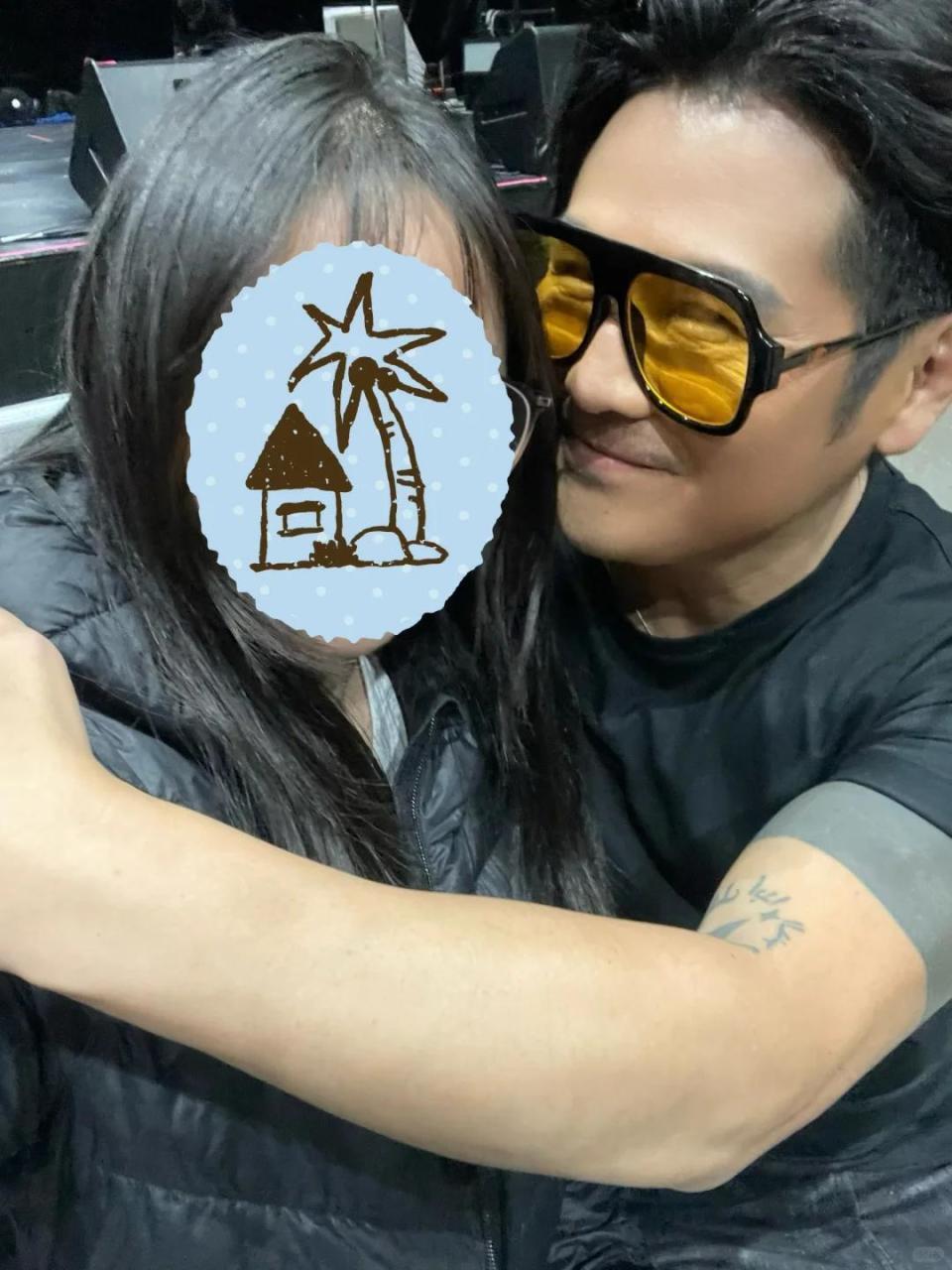 46岁曹格演唱会“尺度大”，与女粉丝十指紧扣、还亲吻合影引争议-第25张图片-旧杳电影网