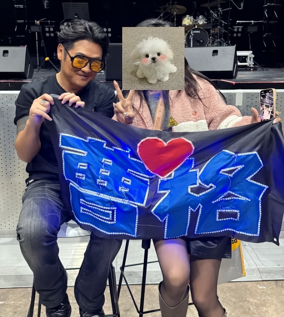 46岁曹格演唱会“尺度大”，与女粉丝十指紧扣、还亲吻合影引争议-第27张图片-旧杳电影网