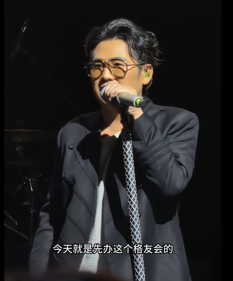 46岁曹格演唱会“尺度大”，与女粉丝十指紧扣、还亲吻合影引争议-第28张图片-旧杳电影网