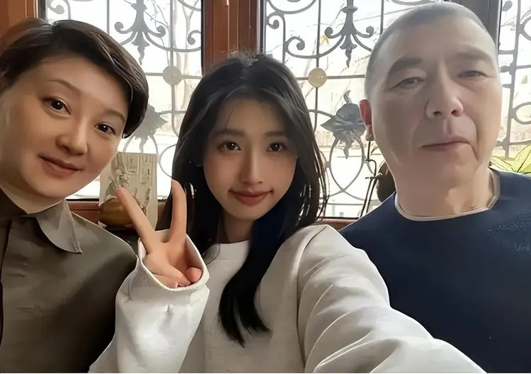 冯小刚小心思藏不住了 , 徐帆回应离婚5个月后 , 他的举动揭真相-第8张图片-旧杳电影网