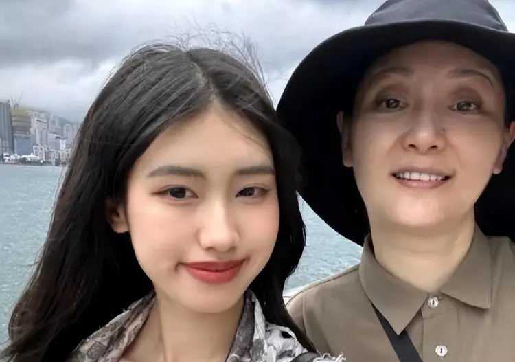 冯小刚小心思藏不住了 , 徐帆回应离婚5个月后 , 他的举动揭真相-第16张图片-旧杳电影网