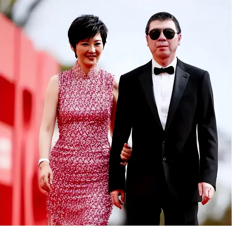 冯小刚小心思藏不住了 , 徐帆回应离婚5个月后 , 他的举动揭真相-第18张图片-旧杳电影网