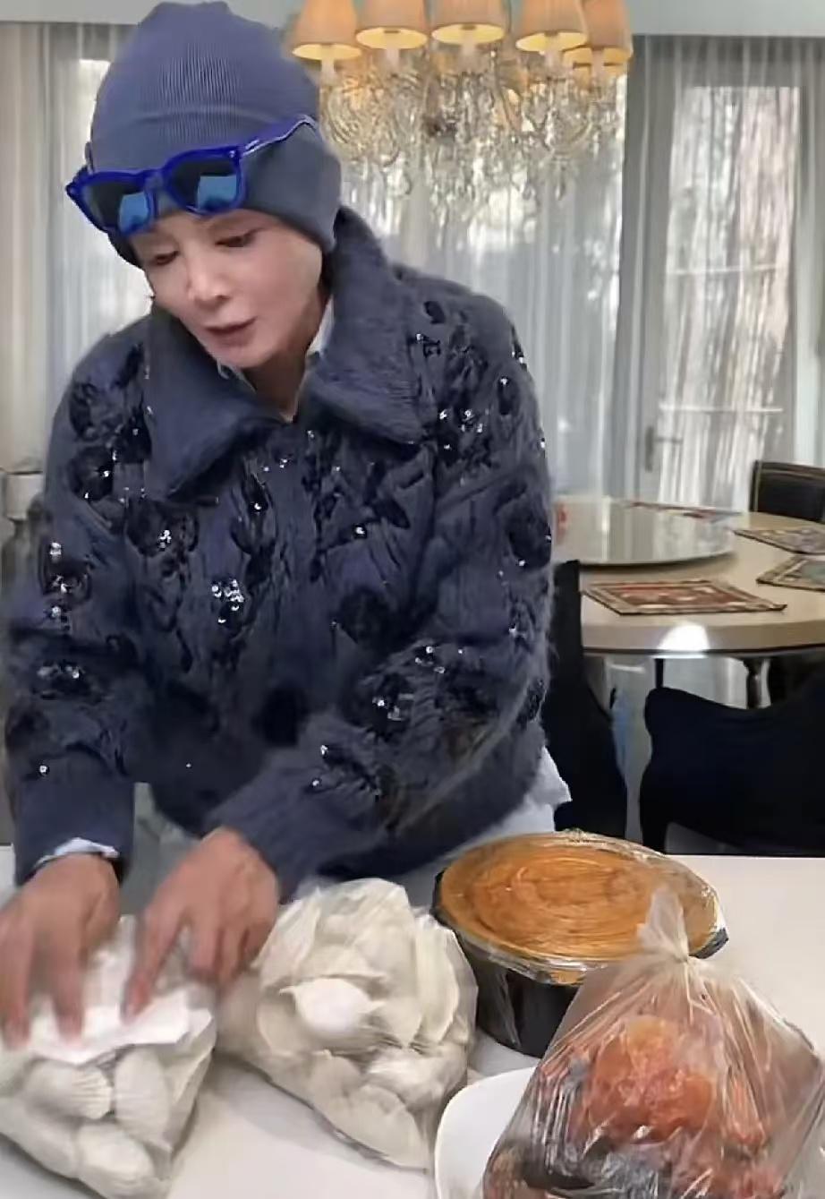 张兰冬至突袭汪小菲家！张兰腌醉蟹宠汪小菲，牛排专喂孕媳，娃缺席热议-第1张图片-旧杳电影网