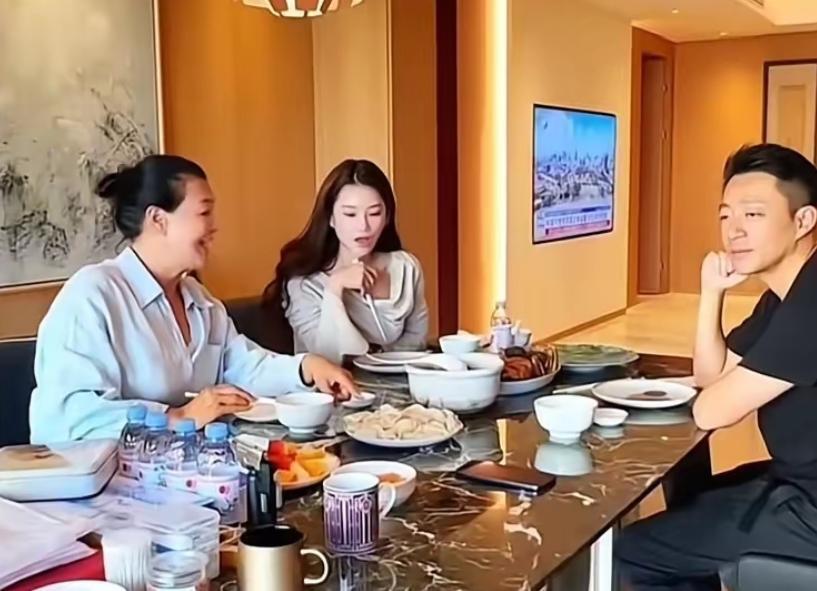 张兰冬至突袭汪小菲家！张兰腌醉蟹宠汪小菲，牛排专喂孕媳，娃缺席热议-第4张图片-旧杳电影网