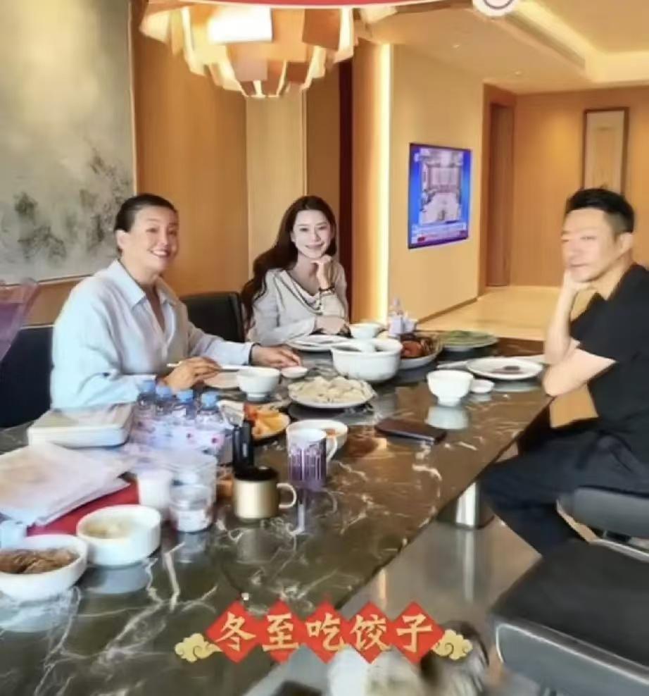 张兰冬至突袭汪小菲家！张兰腌醉蟹宠汪小菲，牛排专喂孕媳，娃缺席热议-第3张图片-旧杳电影网