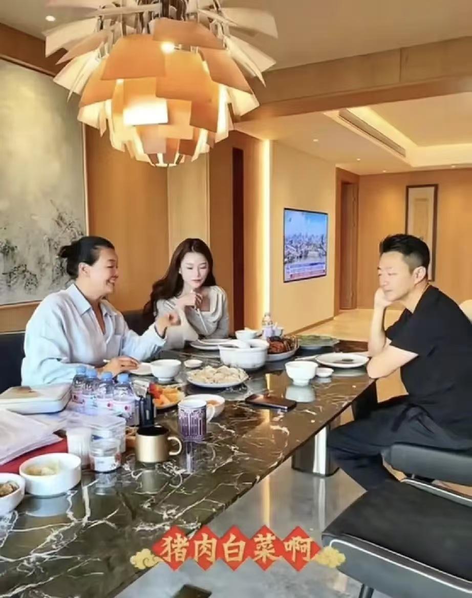 张兰冬至突袭汪小菲家！张兰腌醉蟹宠汪小菲，牛排专喂孕媳，娃缺席热议-第7张图片-旧杳电影网