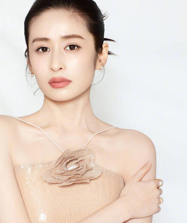 颖儿穿吊带裙身材性感 侧脸微笑气质优雅大方-第3张图片-旧杳电影网