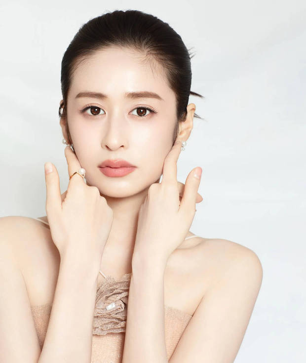 颖儿穿吊带裙身材性感 侧脸微笑气质优雅大方-第4张图片-旧杳电影网