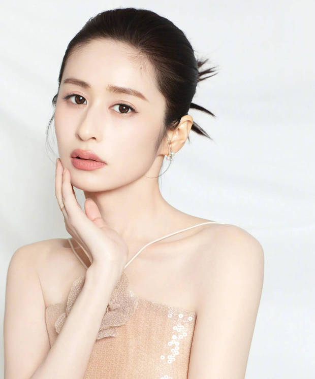 颖儿穿吊带裙身材性感 侧脸微笑气质优雅大方-第6张图片-旧杳电影网