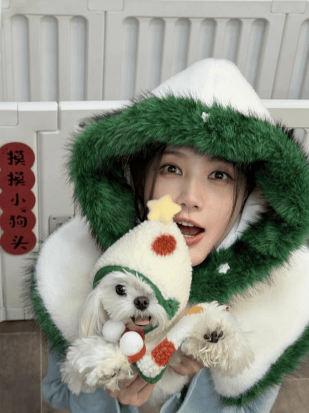 李一桐抱小狗拍照，笑容灵动又俏皮-第1张图片-旧杳电影网