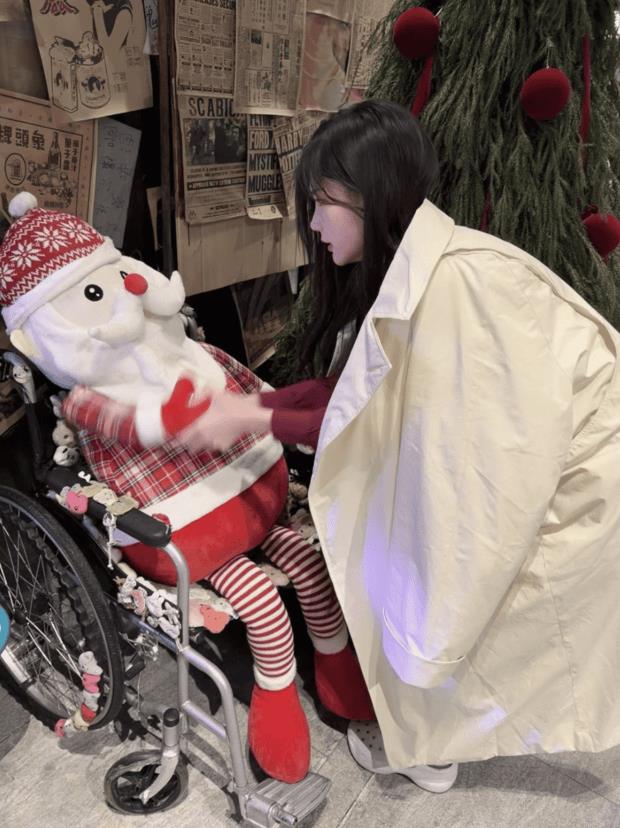 李一桐抱小狗拍照，笑容灵动又俏皮-第2张图片-旧杳电影网