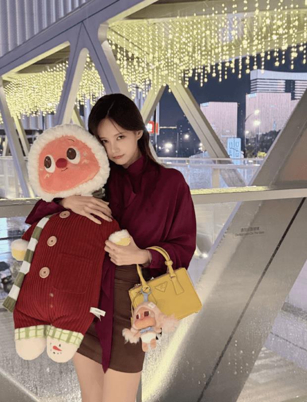 李一桐抱小狗拍照，笑容灵动又俏皮-第3张图片-旧杳电影网