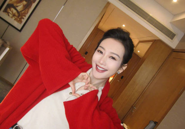 王鸥穿大红外套明艳动人 对镜头甜笑比心超养眼-第1张图片-旧杳电影网