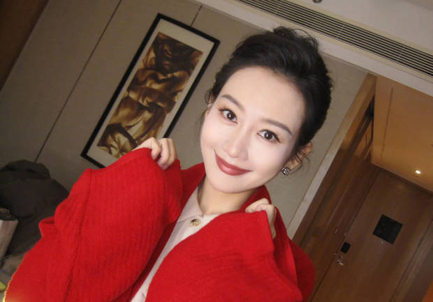 王鸥穿大红外套明艳动人 对镜头甜笑比心超养眼-第2张图片-旧杳电影网