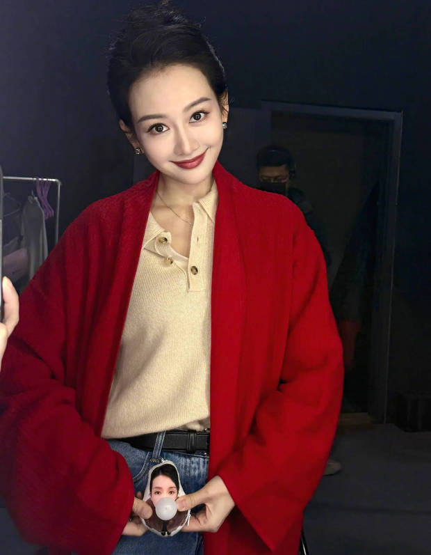 王鸥穿大红外套明艳动人 对镜头甜笑比心超养眼-第3张图片-旧杳电影网