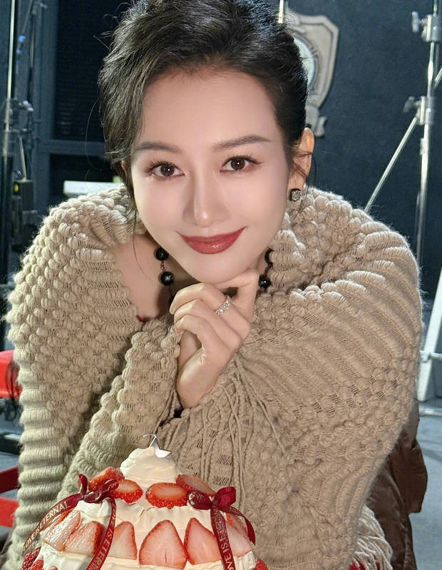 王鸥穿大红外套明艳动人 对镜头甜笑比心超养眼-第4张图片-旧杳电影网