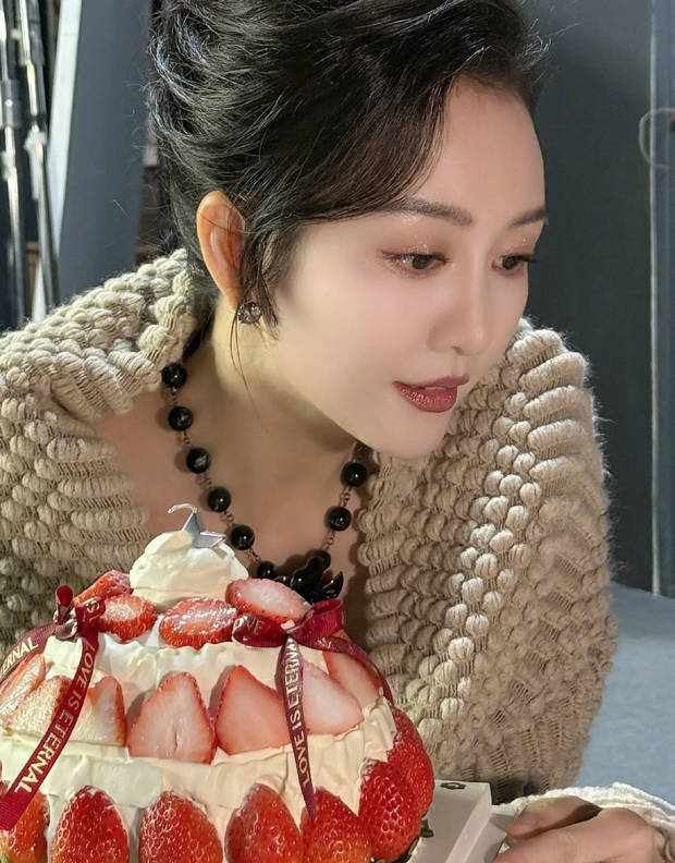 王鸥穿大红外套明艳动人 对镜头甜笑比心超养眼-第5张图片-旧杳电影网