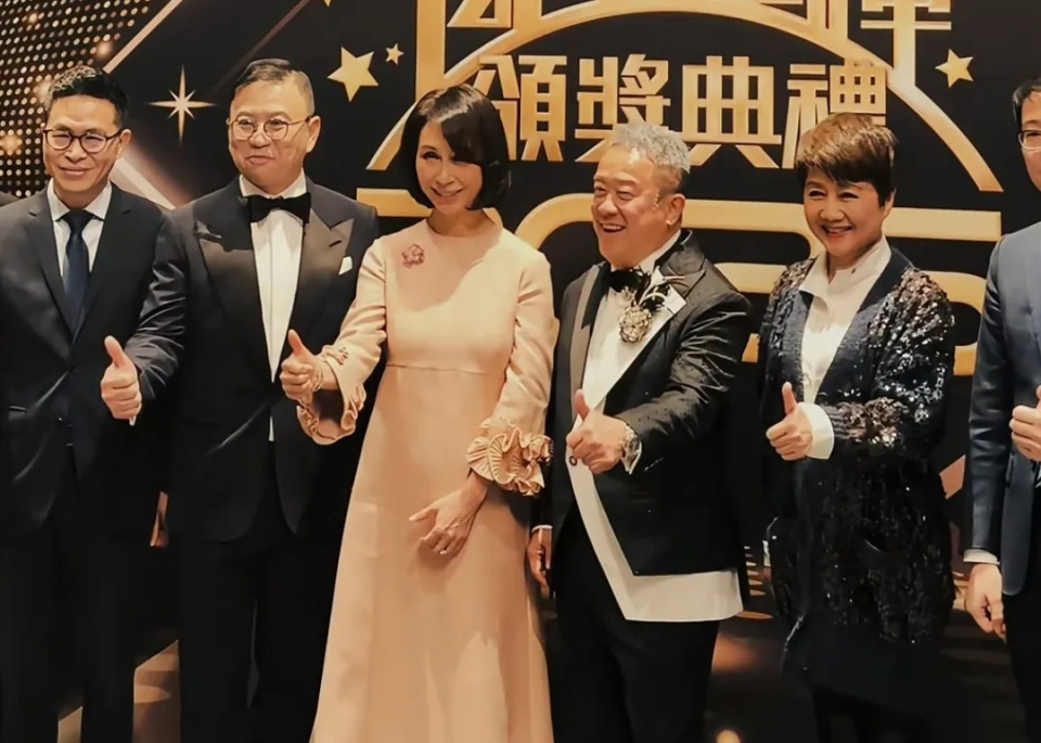 梁安琪何超凤同框差距明显，年龄同样60多岁，前者气血足后者干瘪-第1张图片-旧杳电影网