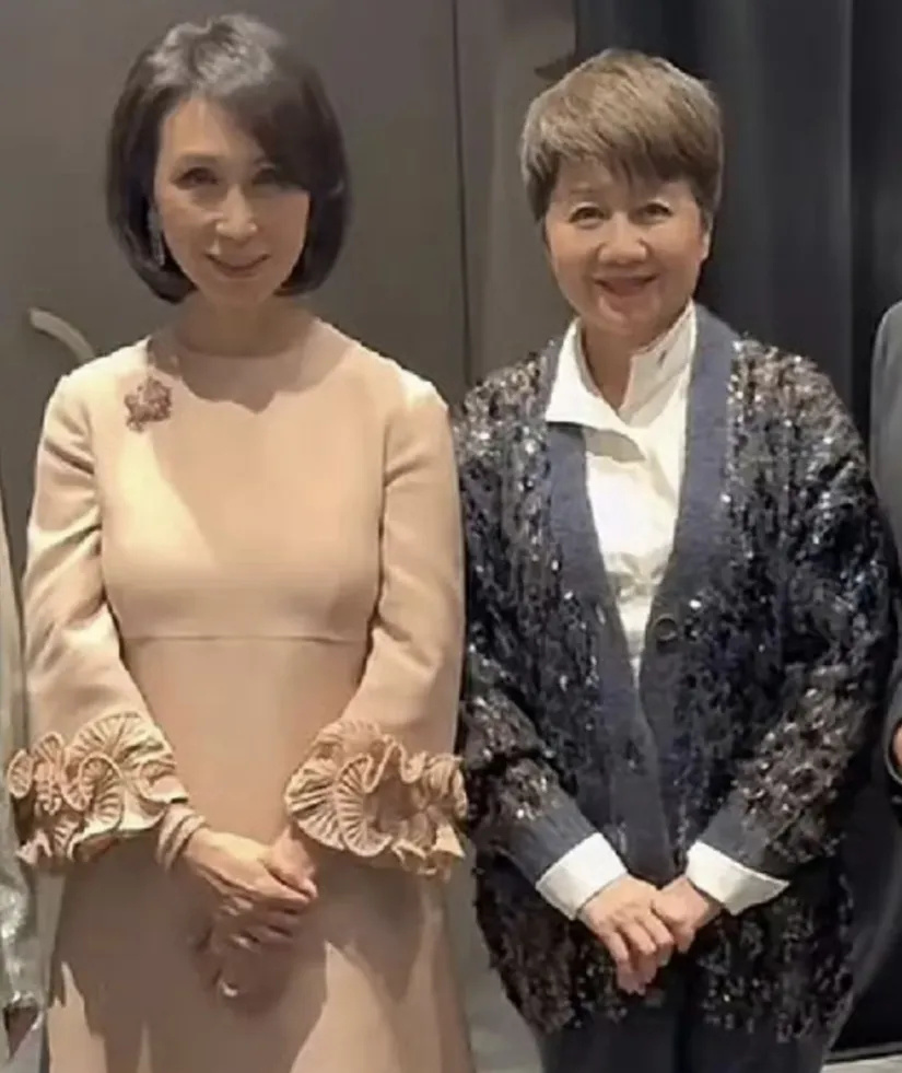 梁安琪何超凤同框差距明显，年龄同样60多岁，前者气血足后者干瘪-第2张图片-旧杳电影网