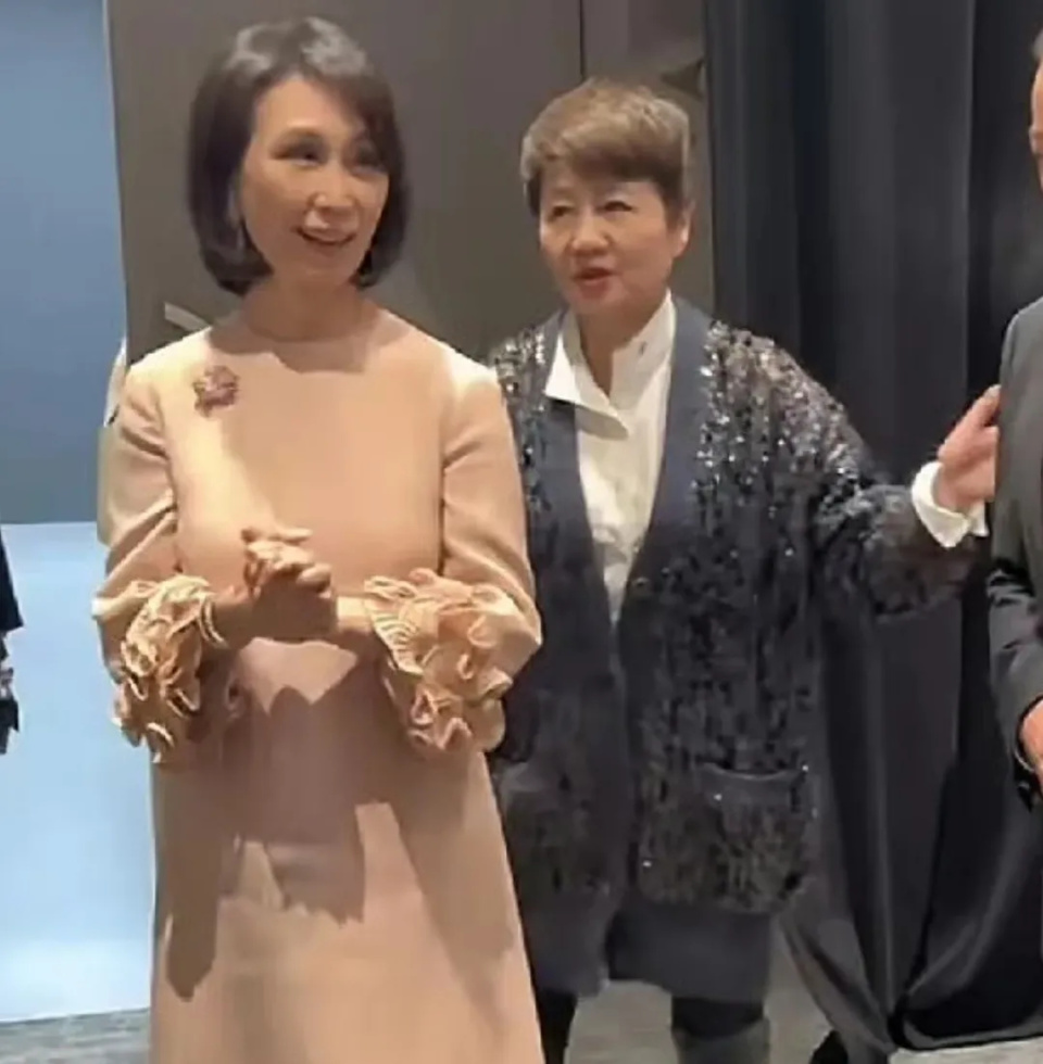 梁安琪何超凤同框差距明显，年龄同样60多岁，前者气血足后者干瘪-第3张图片-旧杳电影网