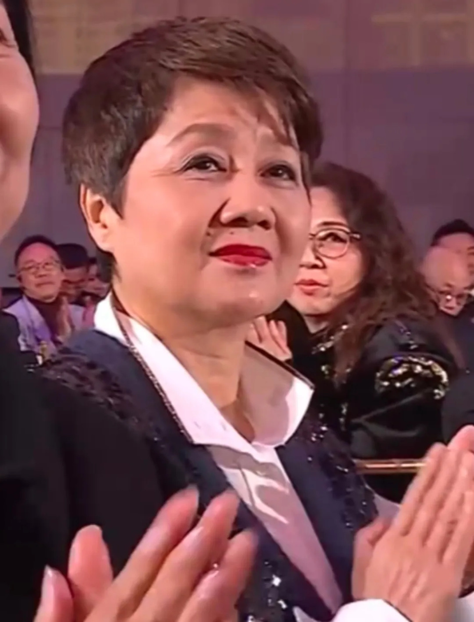 梁安琪何超凤同框差距明显，年龄同样60多岁，前者气血足后者干瘪-第5张图片-旧杳电影网