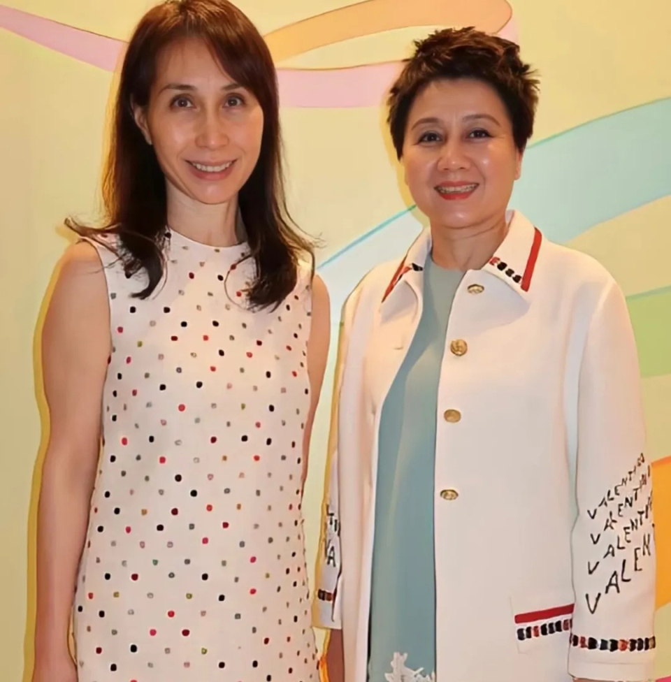 梁安琪何超凤同框差距明显，年龄同样60多岁，前者气血足后者干瘪-第10张图片-旧杳电影网