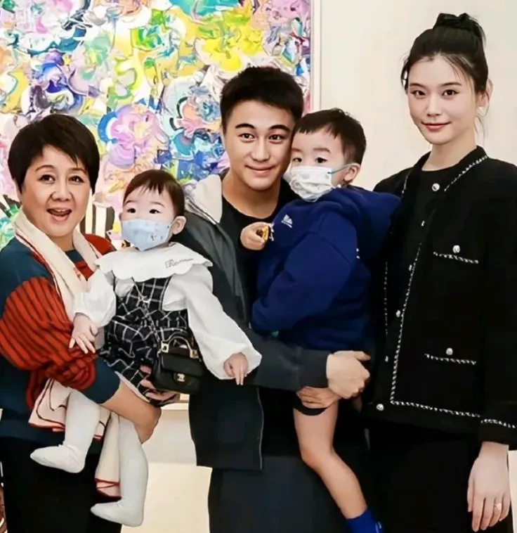 梁安琪何超凤同框差距明显，年龄同样60多岁，前者气血足后者干瘪-第11张图片-旧杳电影网